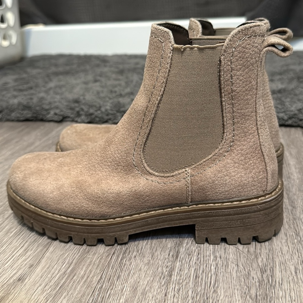 Women’s size 6 Chelsea boot. Worn 3 times. No scuffs, marks or tears. - Picture 5 of 7